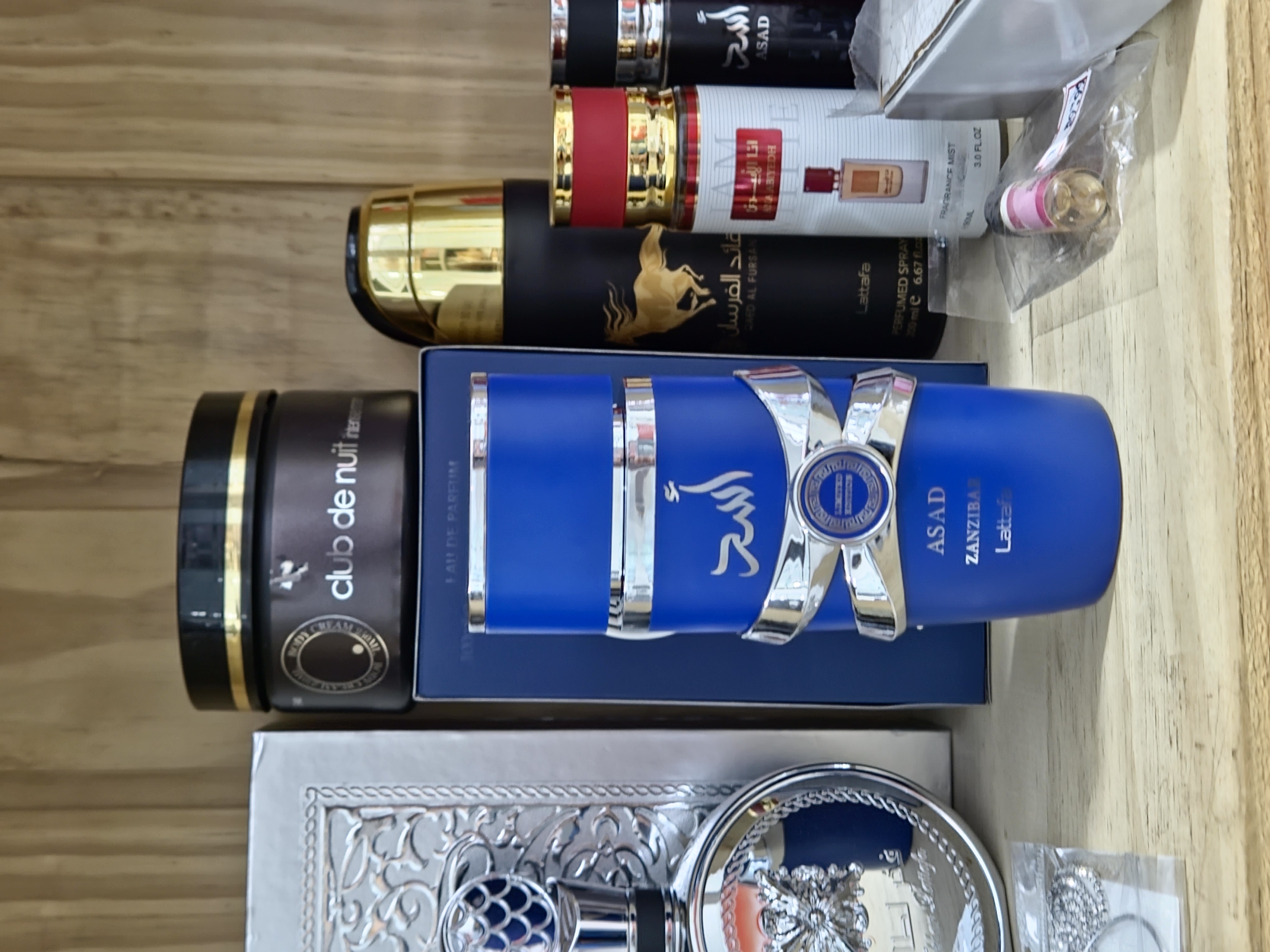 Frascos de perfumaria árabe disponíveis no Mercado e Sacolão Torres