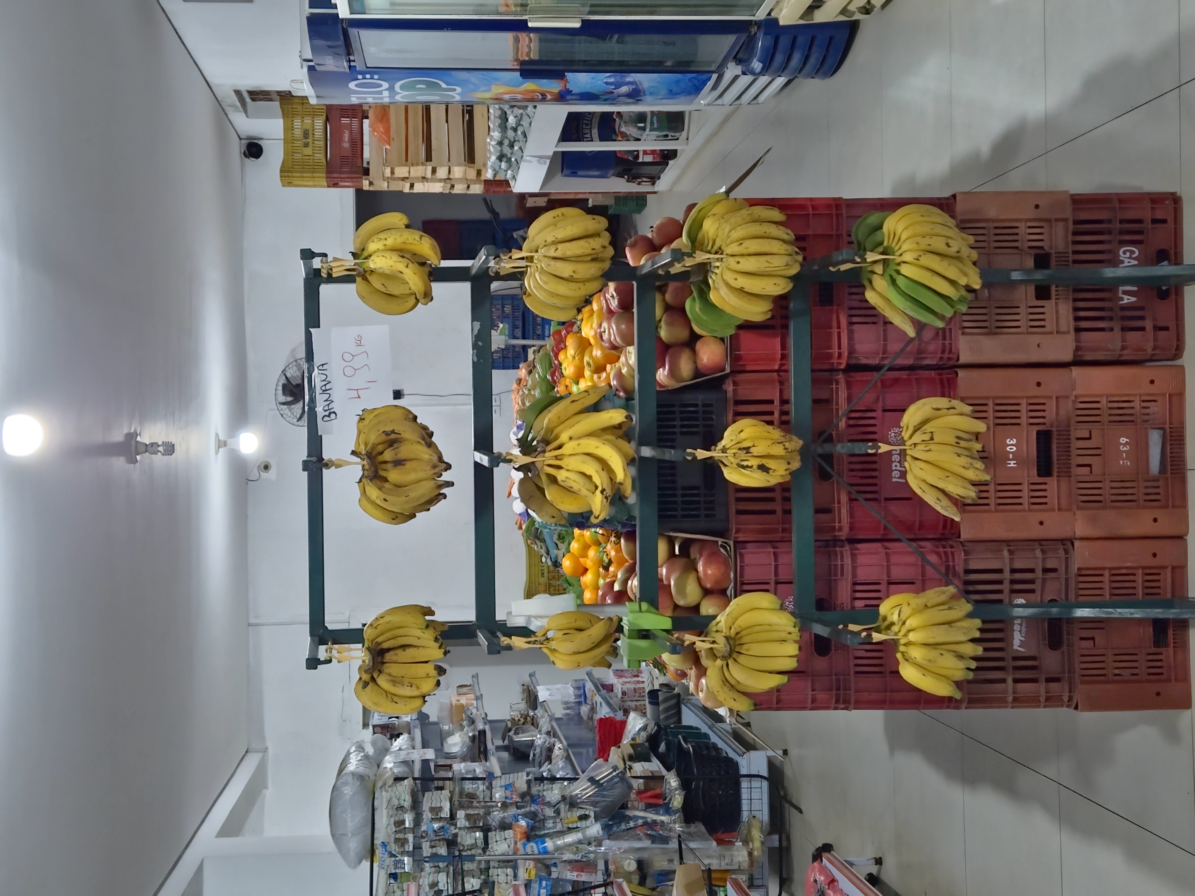 Bananas expostas no Mercado e Sacolão Torres