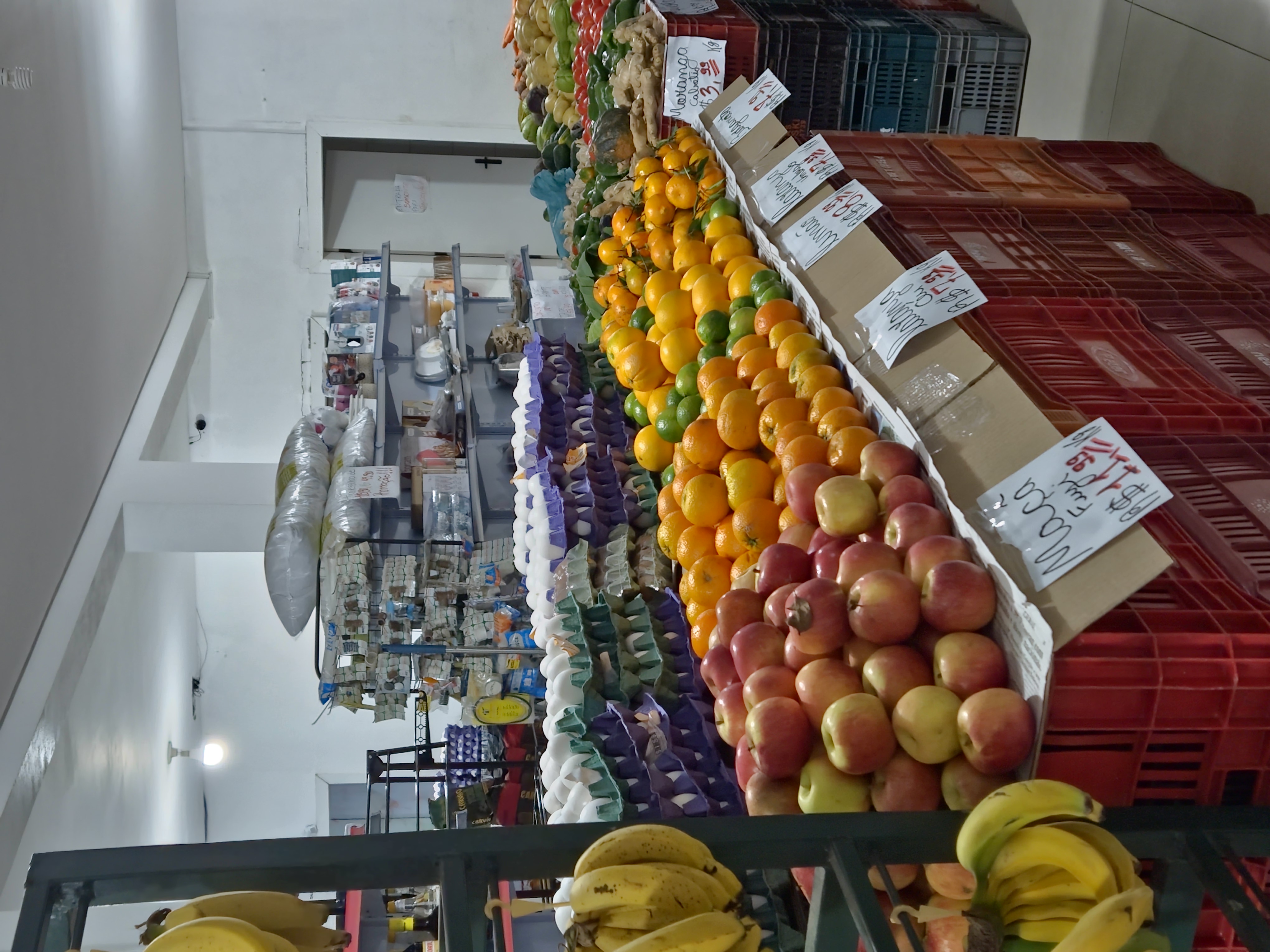 Interior do Mercado e Sacolão Torres com frutas, ovos e bananas em exposição