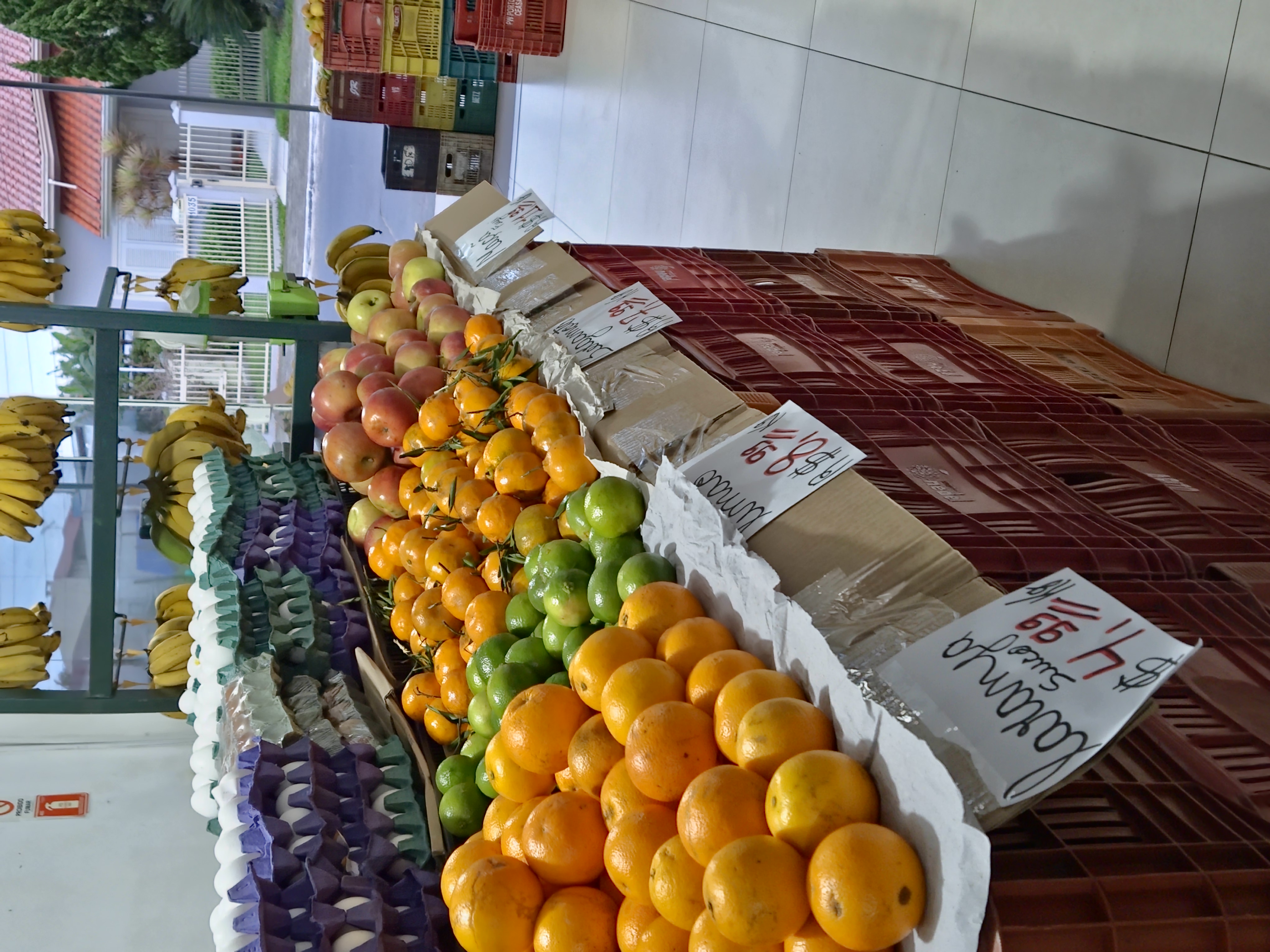 Interior do Mercado e Sacolão Torres com frutas organizadas em bancas