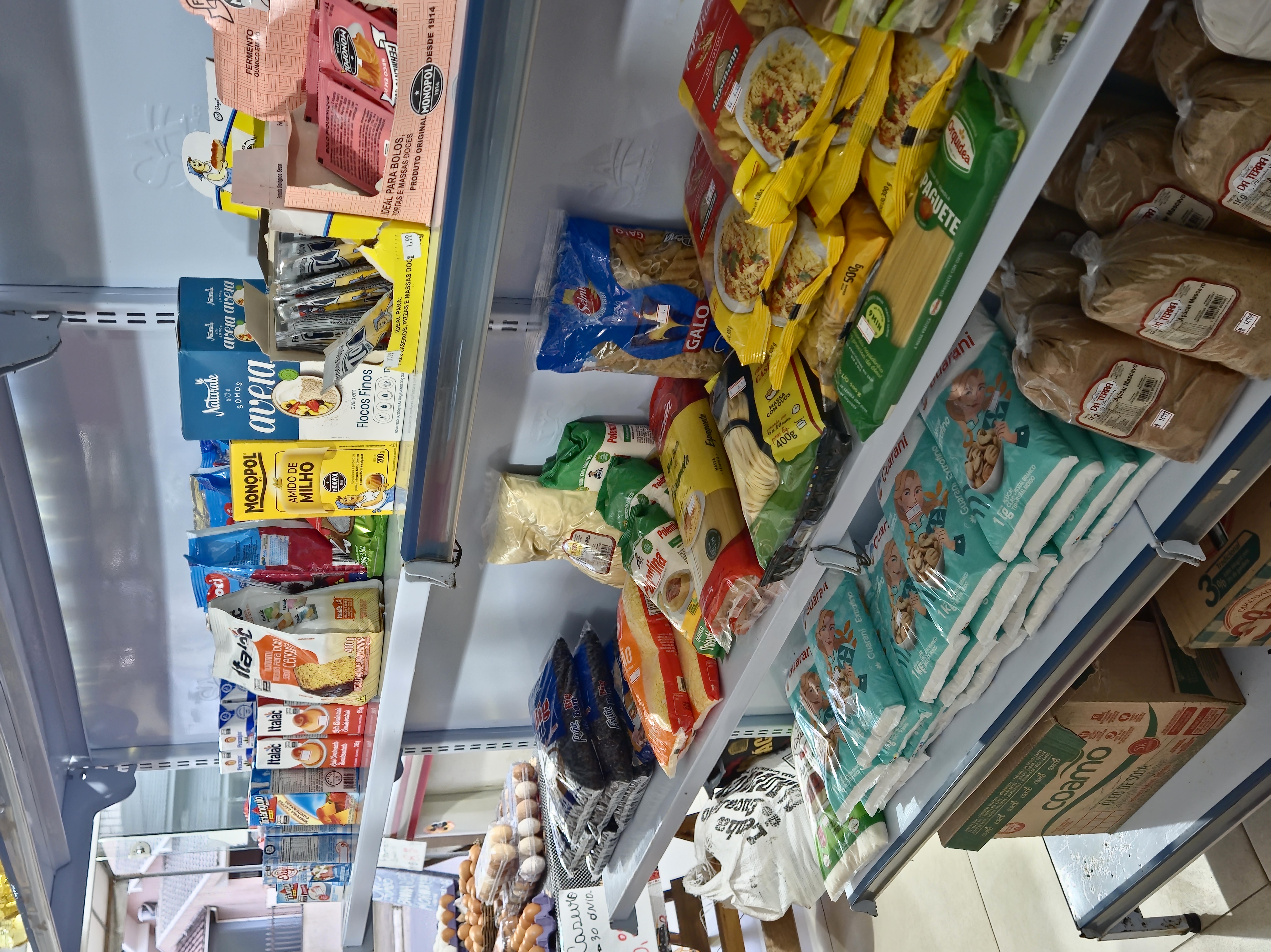 Prateleiras de mercearia do Mercado e Sacolão Torres