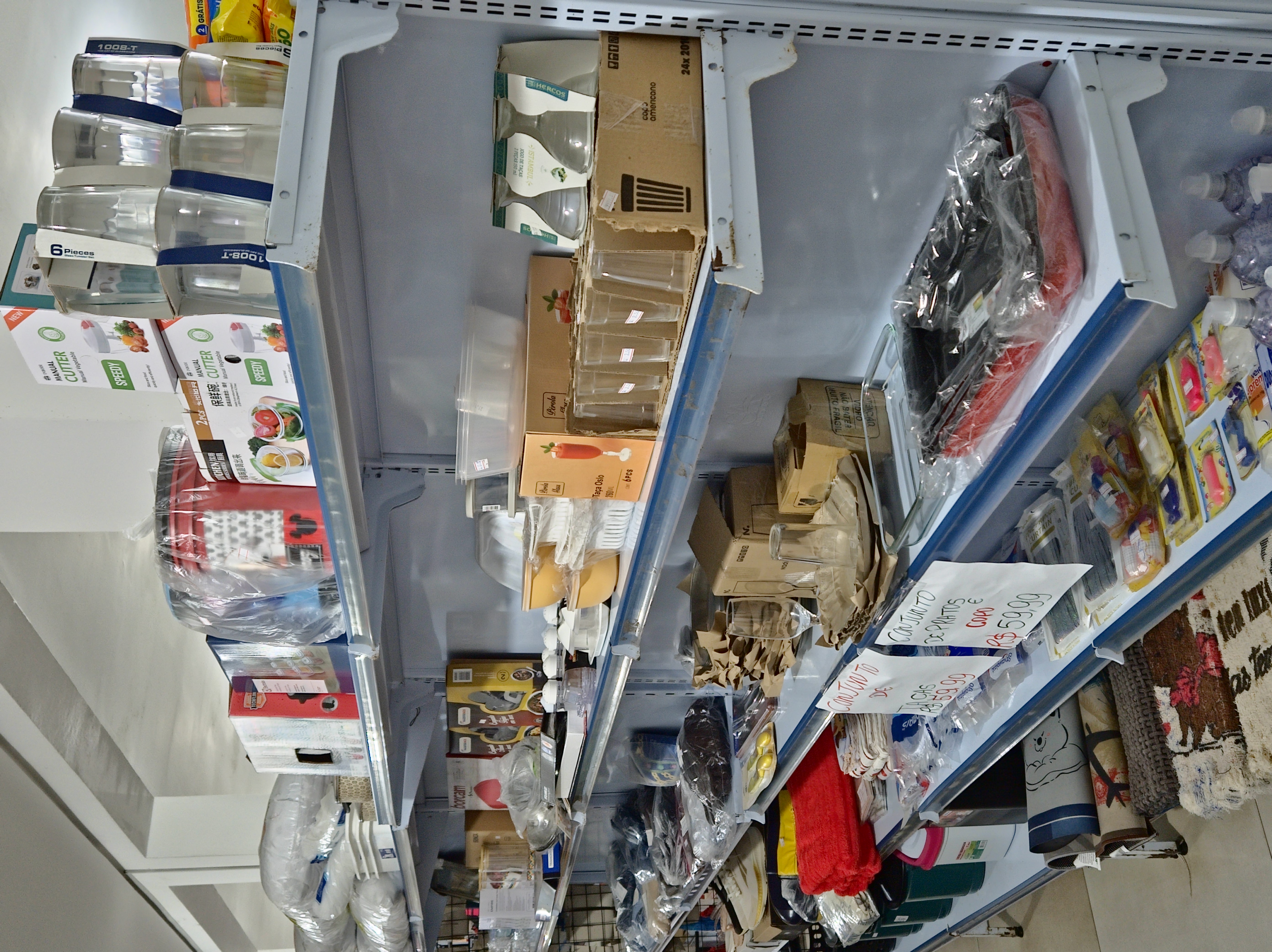 Copos, potes, facas, utensílios e produtos gerais disponíveis no Mercado e Sacolão Torres